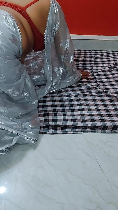 Isteri India yang cuckold seks dan menceritakan kisah tentang persetubuhan