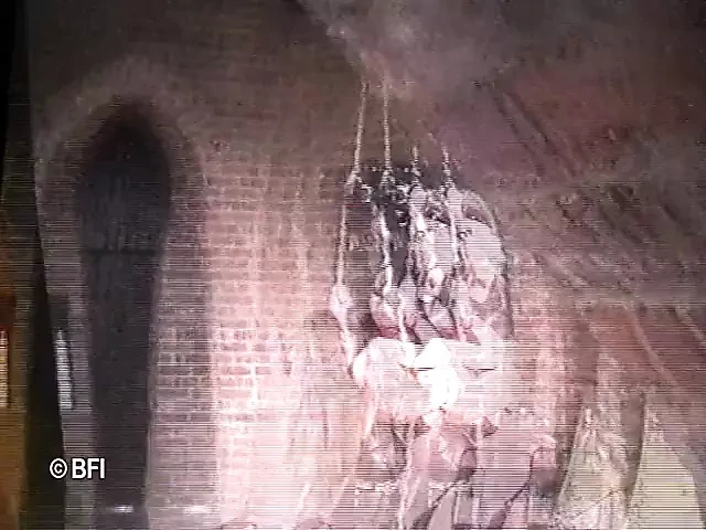 वर्चस्वी काले बाल वाली लड़की को कड़ी सजा
