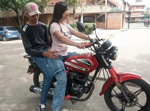 J’APPRENAIS À MON VOISIN À FAIRE DE LA MOTO, MAIS LA FILLE EXCITÉE S’EST ASSISE SUR MES JAMBES ET M’A EXCITÉE, C’ÉTAIT TELLEMENT BON.