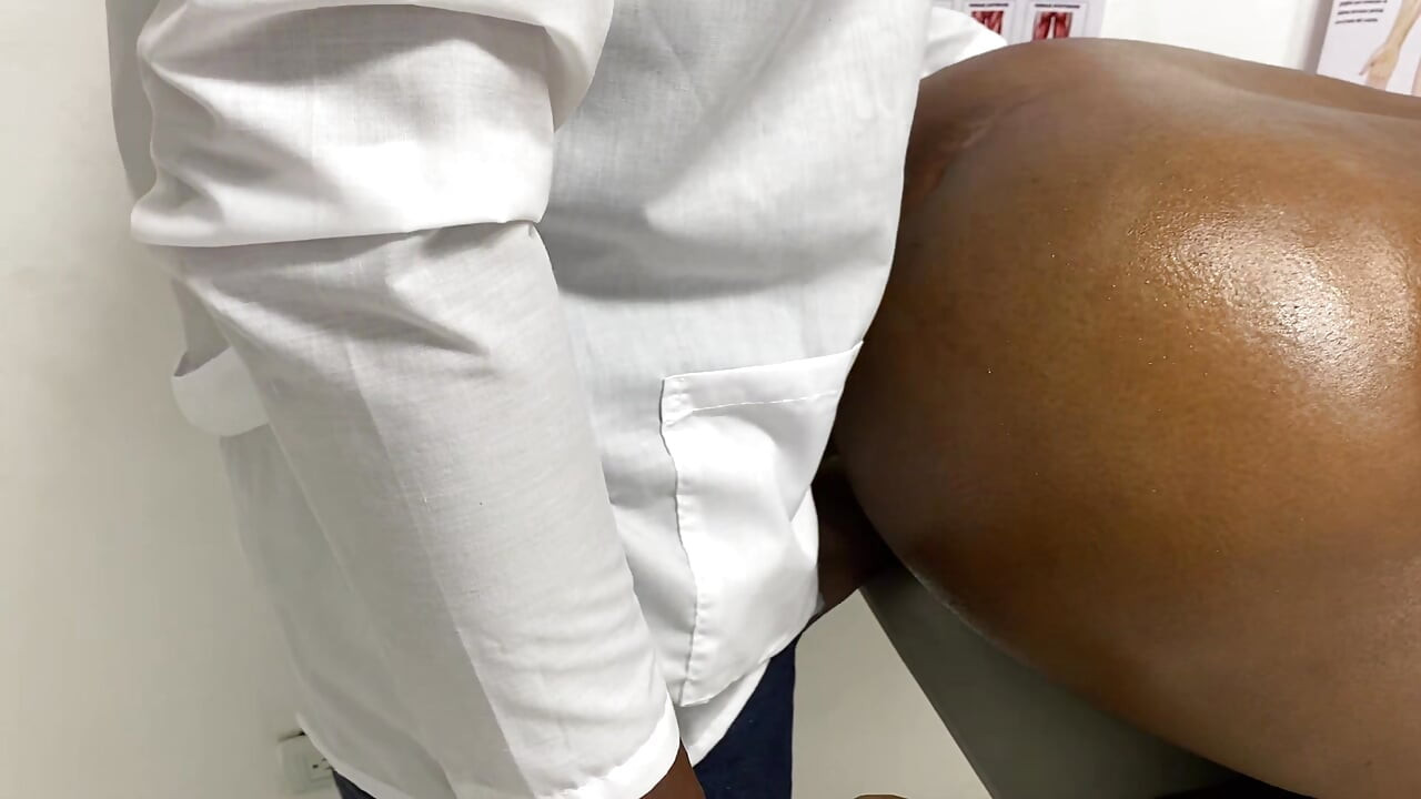 Gynekologen sjekker henne grundig