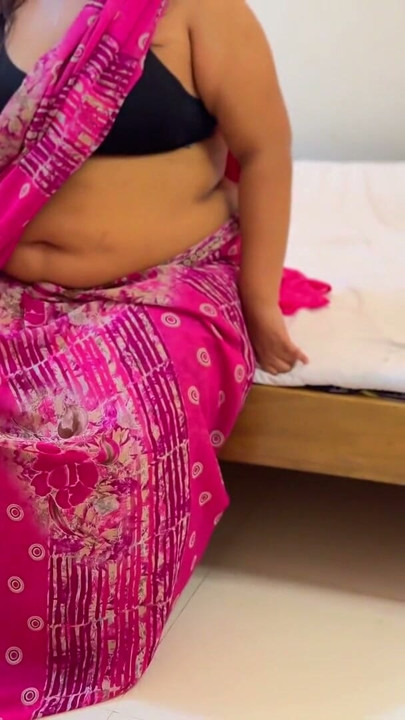 Milf con culo grande y tetas enormes, madrastra gujarati quiere sexo violento del hijastro cuando el marido se va a la oficina | Clip 2