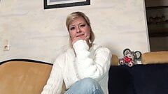 Немецкая милфа-блондинка подчеркивает удовольствие мастурбировать ее киску каждое утро, заполняя ее подборкой секс-игрушек внутрь