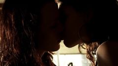 Слюна (2010), лесбийская сцена