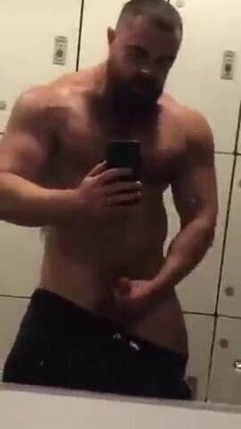 肌肉发达的 djpjm 在旁观室里打手枪。