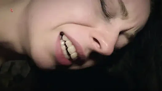 Ведьма Джудит находится в позорном столбе, её трахают и наказывают