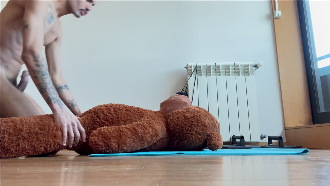 En train de baiser mon ours en peluche.