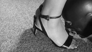La sottomissione dell&#39;insegnante di BDSM adora i piedi al rallentatore