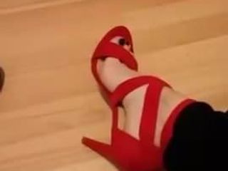 ग्रीक मोहक लिलिथ लाल ऊँची एड़ी के जूते की कोशिश कर रहा है!
