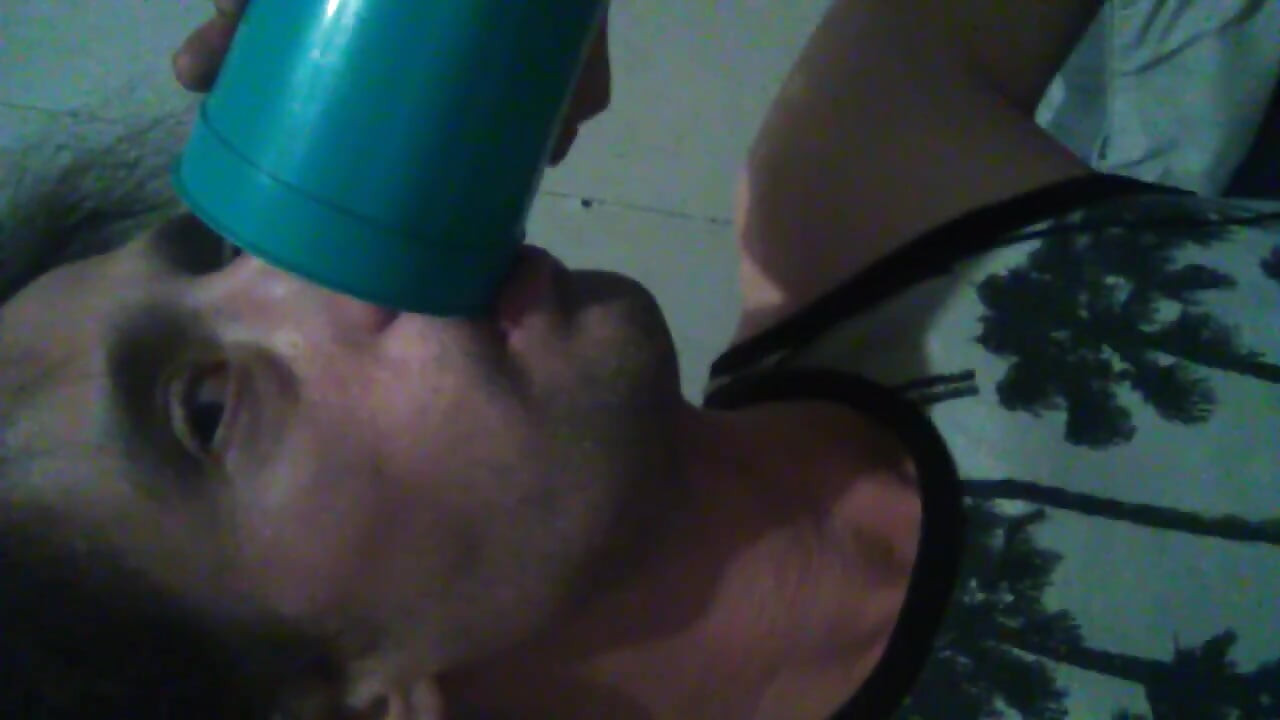 Gananciosamente provando a Taça de Ouro do Meu Mijo Fresco