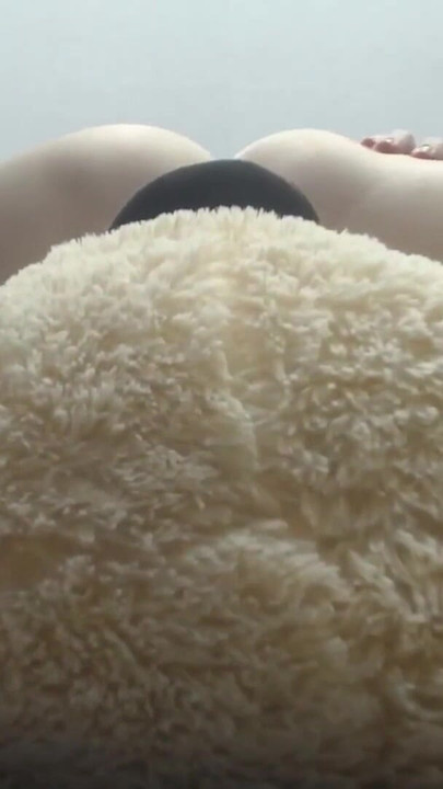 그녀는 곰을 따먹는 걸 좋아해. 험핑 베어 | 클립 2