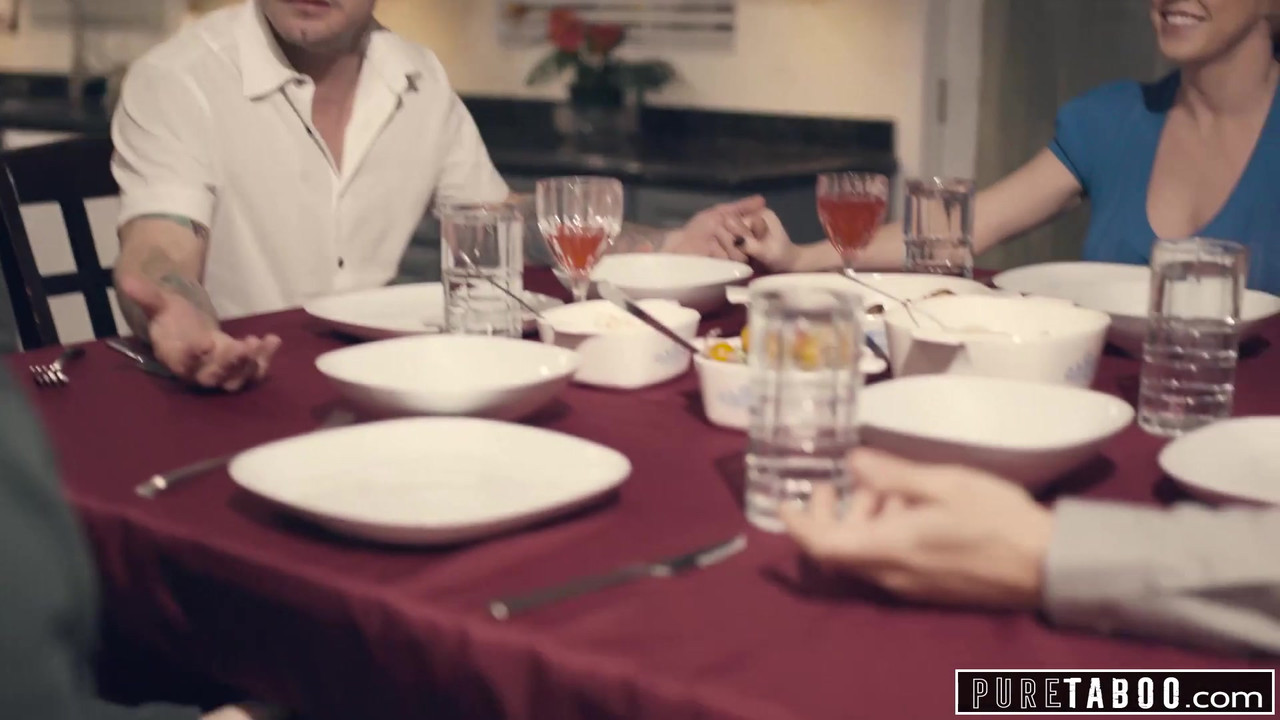 纯禁忌的继父母和继兄弟欢迎新妹妹