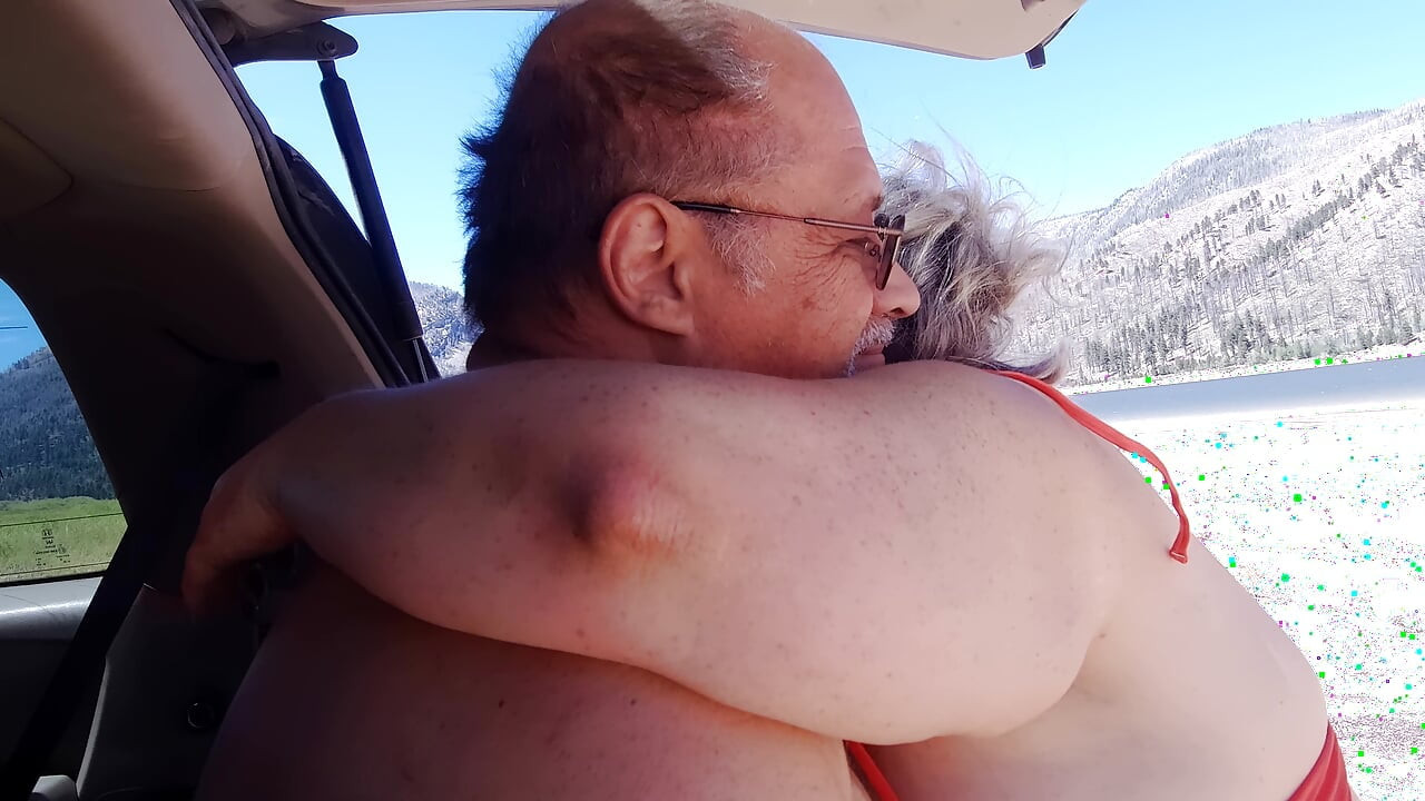 Paja en el lago