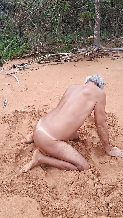 Ladysilva on the beach naked showing off her tanned hot ass