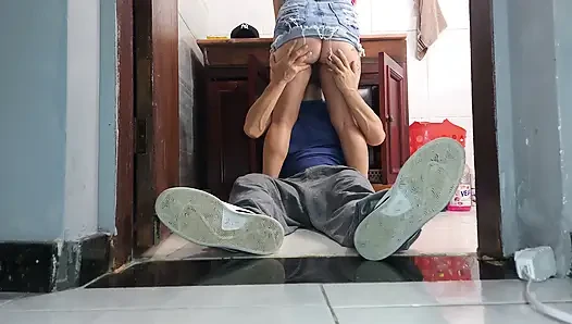 Istri sange ini lagi asik tukang ledengnya pakai rok mini tanpa celana dalam