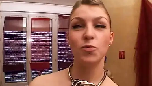 Ariane lagi asik mainin dildo