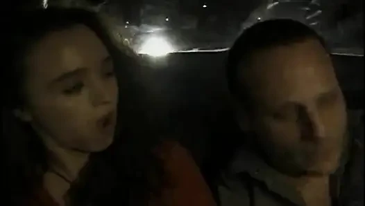 Zwei geile MILfs teilen sich einen glücklichen schwanz