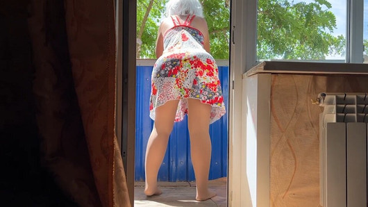 Un cazzo ben inserito nel culo, una milf matura sul balcone lo prende nel suo culo grosso