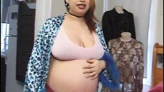 Menina grávida tesuda com mamilos grandes fodida