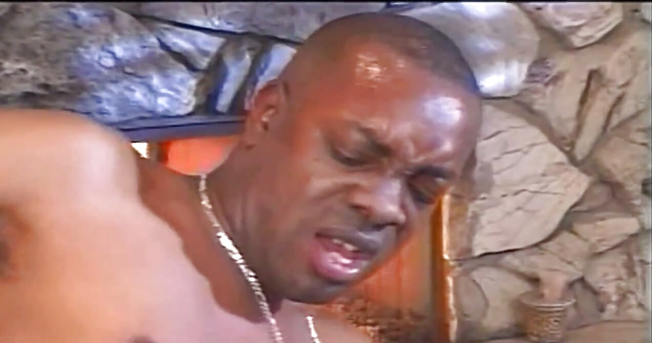 Todo en negro: sexo con una gran polla negra follando a una belleza negra a cuatro patas