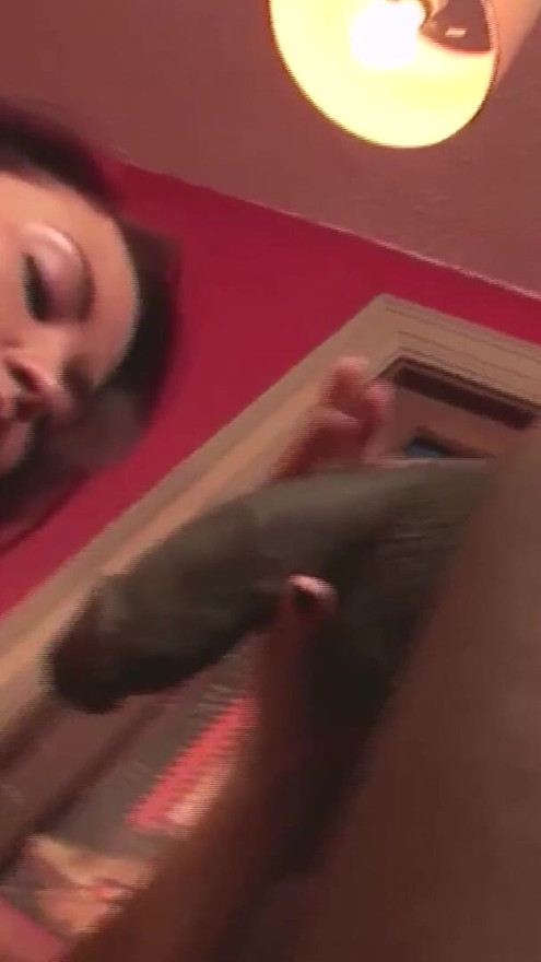 Pequeño coño tailandés toma una real bbc | Clip 1
