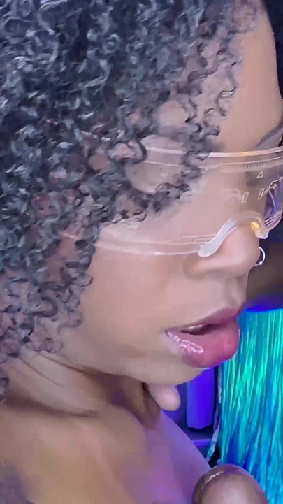 Une MILF noire huilée se fait fister le cul pour la première fois