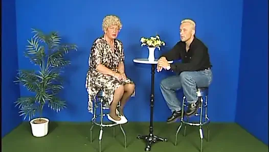 Зрелая сучка получает два члена, один за одним