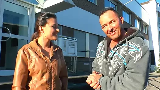 Dövmeli kız amcığı seviyor