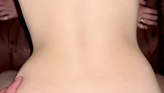 Tubuh bugar dan pantat berbentuk hati disetubuhi sebagai gaya doggy