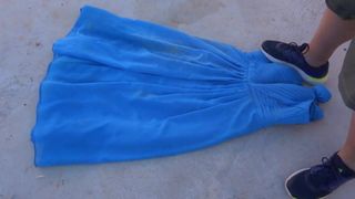 Pisse auf blauem Kleid