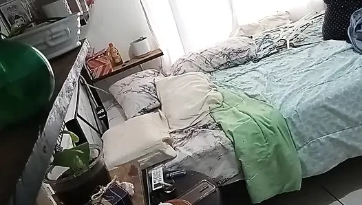 Tante seksi lagi bersih-bersih kamar 1