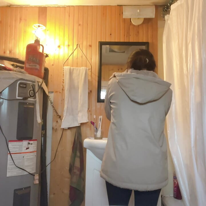 ハナがキッチンで料理して、それからプッシーが待ちきれない。トイレに行って。