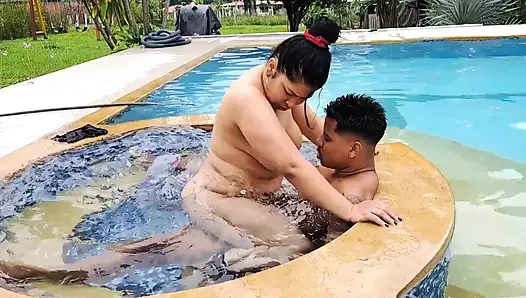 Üvey Annem Havuzda Benim Penisimi Sürüyor