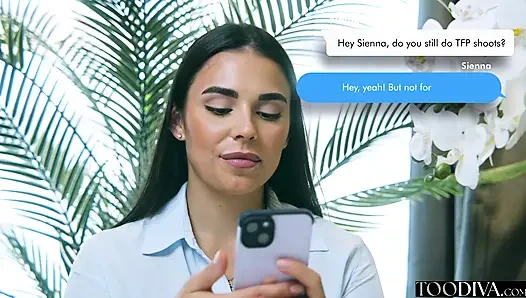 Фотограф соблазняет застенчивого мужика потрахаться