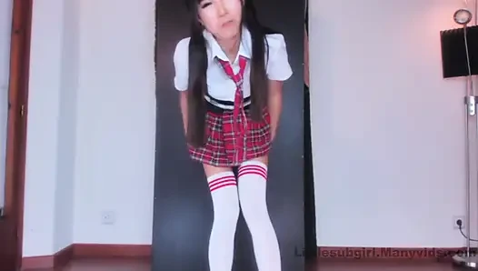 Üniversiteli kız fışkırtarak sıkı götünü sikiyor