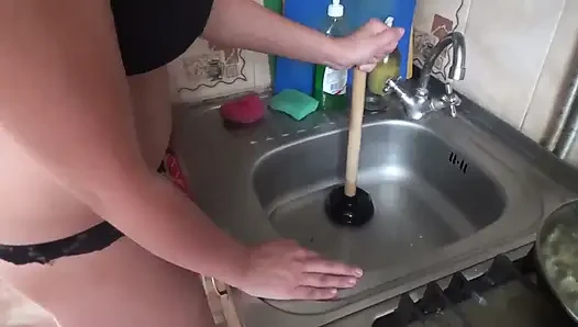 Kate стирает в нижнем белье, высокие каблуки посуду и очищает раковину
