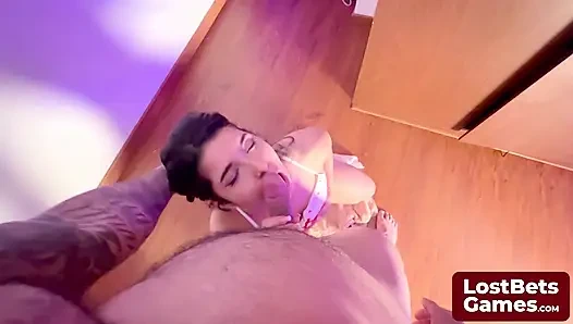 Amelia ve Lucas striptizli twister ile kızışıyor