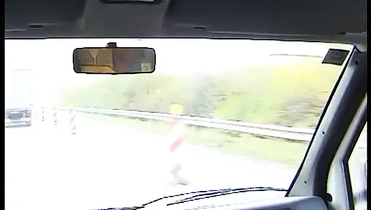 Блондинку-крошку вспахали в машине в тройничке