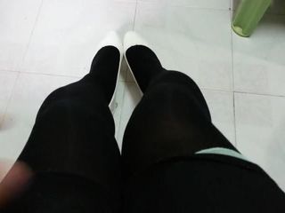 Білі лаковані туфлі з чорними колготками 17