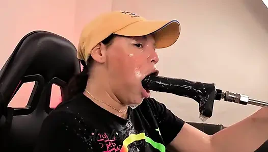 Ich explodiere schmutzig auf deinem Gesicht und deinem harten Schwanz, folgst meinem Hals eng