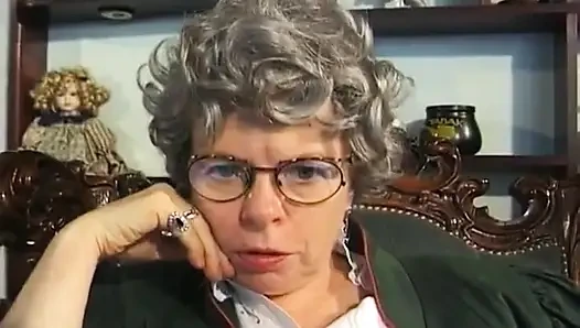 Solo-deutsche oma fingert gerne ihre fotze