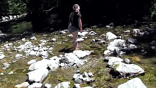 Ateşli hatunla nehir kenarında harika sikiş