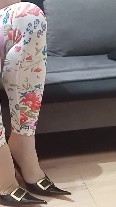 Crossdresser bungelend in sexy zwart leer hoge hakken met puntige neus van Rosa Shoes