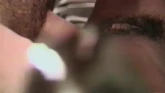 Azgın beyaz adam sert güzel siyah ateşli ateşli çikolatadan dölleniyor