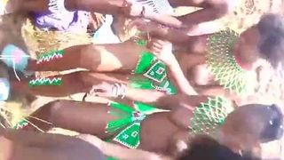 Niña africana se toma una selfie con sus amigas tetonas