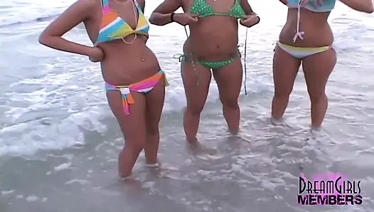 Tiga cewek seksi bermesraan dan topless di pantai umum