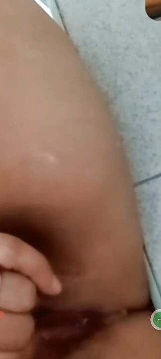 Auto masturbándose mi apretado coño