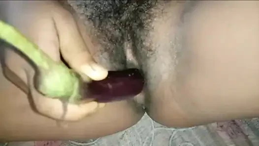 Gadis ini ngentot sama brinjal