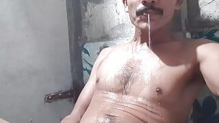 Pee indischer mann badezimmer ficken porno-film
