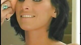 Une salope sexy aux cheveux noirs adore les éjacs faciales après s’être fait baiser