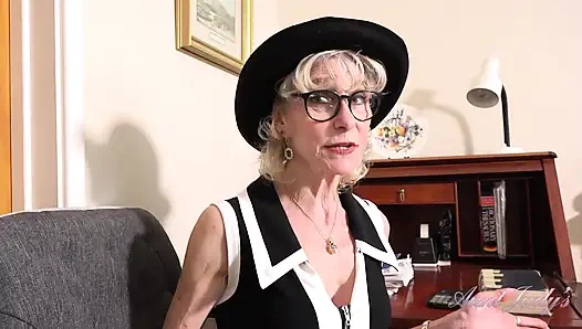 Auntjudys - bos seksimu dee lite lagi asik nyepong kontol di kantor